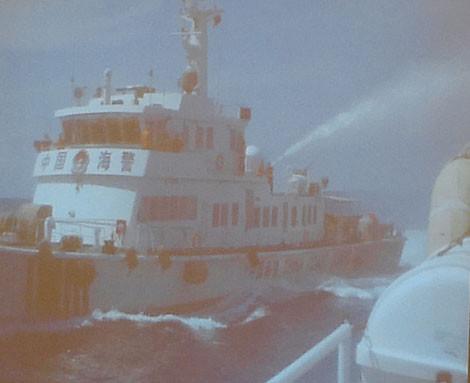 Tàu hải cảnh Trung Quốc bắn vòi rồng vào tàu Việt Nam.