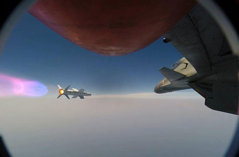 Su-30MKI phóng tên lửa không đối không Astra, được cho là có tính năng tương đương tên lửa R-77 Nga.