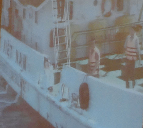 Tàu Kiểm ngư Việt Nam bị hư hại do tàu Trung Quốc húc.