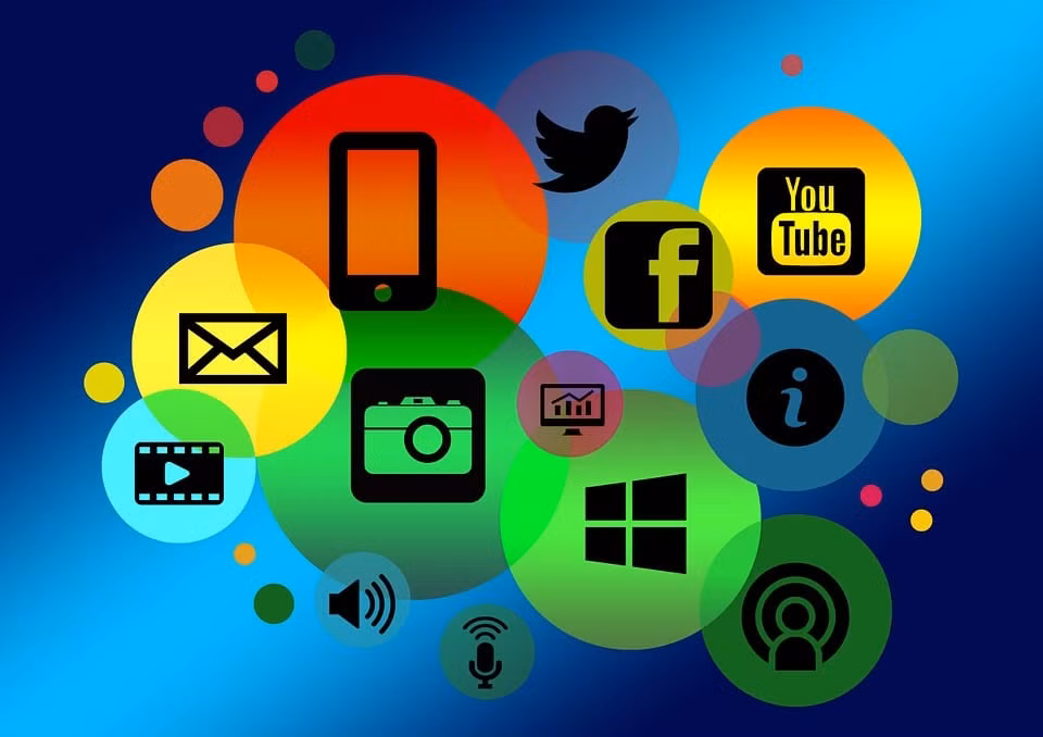  1. Internet và kết nối không dây. Nikola Tesla từng dự đoán rằng trong tương lai, con người sẽ có thể gửi thông điệp, hình ảnh và âm thanh qua các khoảng cách xa mà không cần dây dẫn. Ảnh: Pinterest.