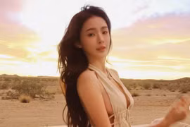 Mỹ nhân "gái 1 con" mặc yếm hờ hững khi đi du lịch