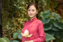 Thu Quỳnh tham gia diễu hành A80 gây chú ý bởi nhan sắc, xuất thân đặc biệt