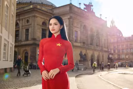 Hương Giang khoe sắc với áo dài đỏ, fan rần rần trước thềm Miss Universe