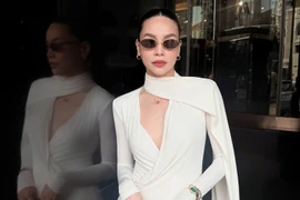 Hồ Ngọc Hà mặc váy xẻ ngực sâu hoắm khoe sắc vóc đỉnh cao 