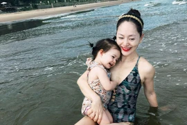 Lan Phương khoe vóc dáng nuột nà bên con gái sau 2 tháng ly hôn