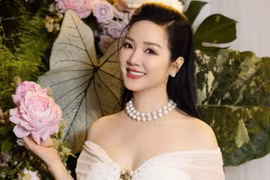 Giáng My tuổi U60 vẫn "đốt mắt" với đầm xẻ khoe ngực đầy