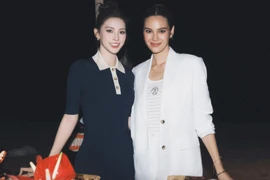 Hoa hậu Tiểu Vy rạng rỡ đọ sắc Miss Universe 2018, nhan sắc 'không lép vế'