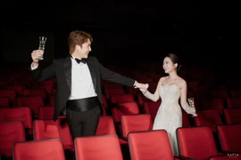 Đình Tú - Ngọc Huyền tung ảnh cưới ngọt ngào tại Nhà hát Kịch Hà Nội