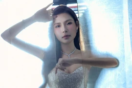 Thúy Diễm U40 khoe dáng 'mòn con mắt' trong váy dạ hội bó sát