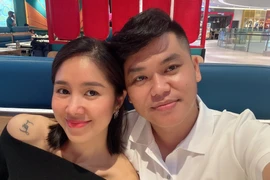 Lê Phương - Trung Kiên ăn tối cùng gia đình, kỷ niệm 8 năm bên nhau. Ảnh: FB ê Phương