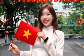 Trang Pháp diện áo dài trắng diễu hành A80, được khen trẻ trung như nữ sinh