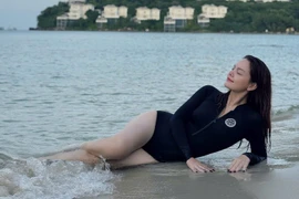 Mẹ 3 con Phạm Quỳnh Anh khoe dáng nóng bỏng ở biển Phú Quốc