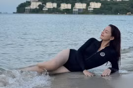 Mẹ 3 con Phạm Quỳnh Anh khoe dáng nóng bỏng ở biển Phú Quốc