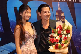 Bảo Tiên - con gái của Trần Bảo Sơn diện váy xẻ sâu tôn vòng một, dự tiệc mừng đóng máy phim điện ảnh do bố đạo diễn. Ảnh: FB Tran Bao Son