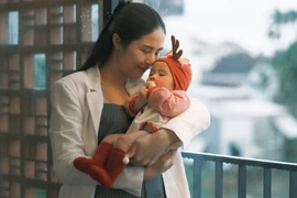 Ngọc Hân khoe dáng gọn sau sinh khi đưa con trai du lịch Hội An