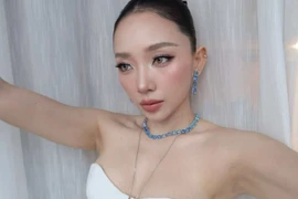 Tóc Tiên thả dáng cực cháy với corset cúp ngực, lộ vòng 1 căng tràn 