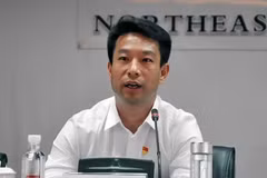 Tỷ phú 7 năm liên tiếp xếp tiền thành núi thưởng Tết cho nhân viên