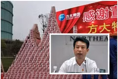 Chân dung tỷ phú 'xếp tiền thành núi' thưởng Tết cho nhân viên 