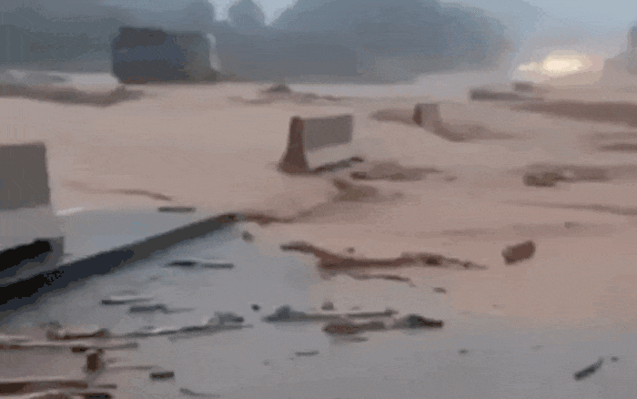 Nước lũ tràn qua đập, đường phố Huế chìm trong biển nước đục ngầu 