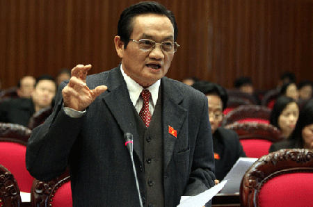 6. Đại biểu Quốc hội Trần Du Lịch bị trộm. Chiều 1/1, thượng tá Trịnh Văn Sâm, Đội trưởng Đội cảnh sát điều tra tội phạm về TTXH công an quận 9, TP HCM cho biết: “CQĐT vừa bắt giữ 2 nghi can Phan Thành Đô (20 tuổi) và Đinh Minh Quang (tự Bà Điếm, 21 tuổi, cùng ngụ quận 9)” để xử lý hành vi trộm cắp tài sản. Nạn nhân của 2 tên đạo chích này là ĐBQH Trần Du Lịch, phó trưởng đoàn ĐBQH TP HCM.