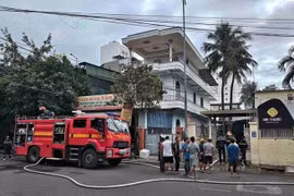 Cháy lớn tại đường Củ Chi, toàn bộ kho hàng bị thiệt hại
