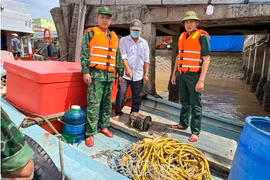 BĐBP Cà Mau bắt giữ 2 phương tiện khai thác thủy sản trái phép