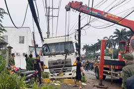 Xe container mất lái trên QL1, một phụ nữ thiệt mạng, nhiều người bị thương