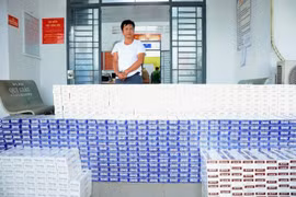 Đồng Tháp: Thu giữ 11.360 bao thuốc lá lậu trên ô tô cá nhân