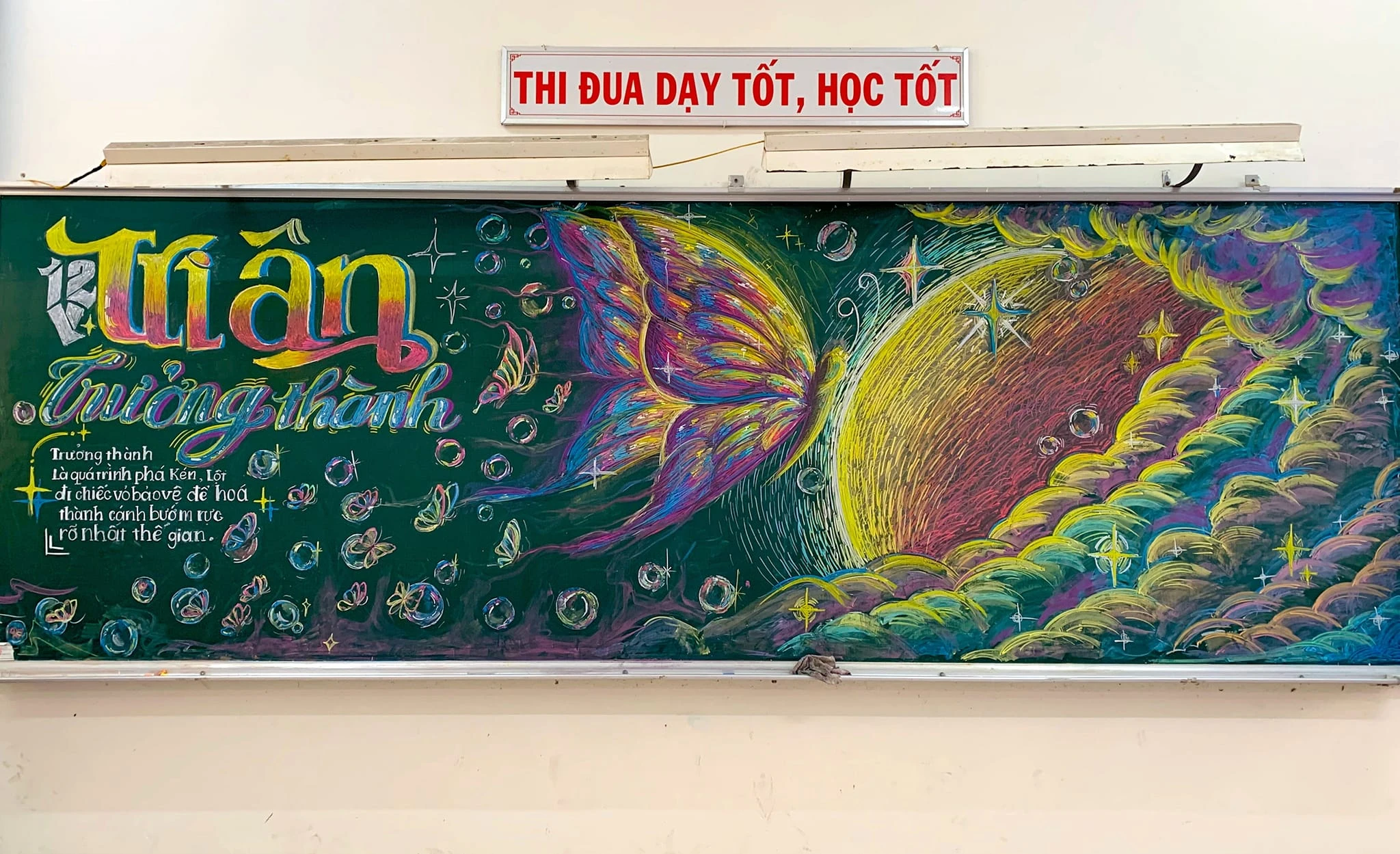 Hơn 24.000 người thả like tranh vẽ bảng của nữ sinh lớp 12