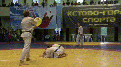 Cú ra đòn quá mạnh!