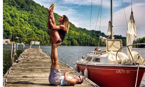 Ngưỡng mộ cuộc sống màu sắc của cặp đôi yêu yoga