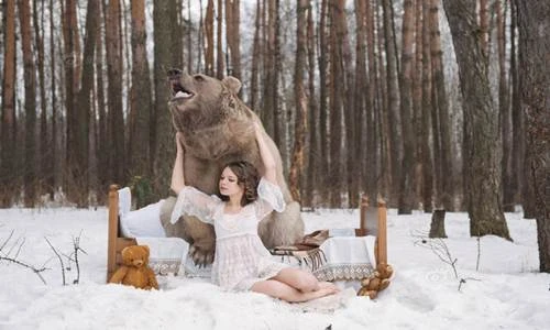 Gái trẻ bạo gan tạo dáng thân mật với gấu giữa rừng