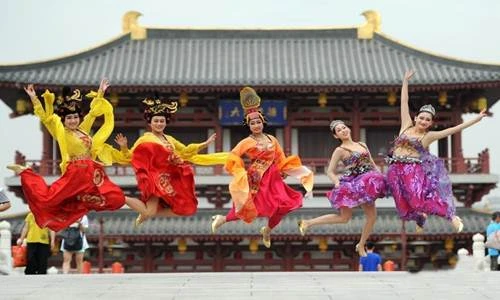 Nữ sinh tốt nghiệp hóa mỹ nữ cổ trang... khoe chân 