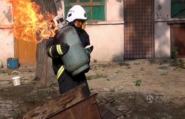 Dân mạng cảm phục lính cứu hỏa ôm bình gas bốc cháy