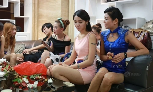 Gái trẻ cạnh tranh với mẹ trong cuộc thi... ngực