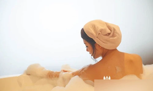 Cuộc sống cơ cực của mẫu trẻ phía sau ánh hào quang