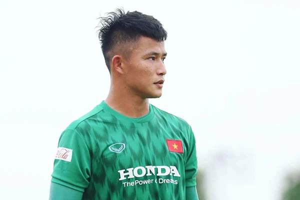 Nhan sắc không hề “kém anh, kém em” của chàng thủ môn U22 Việt Nam