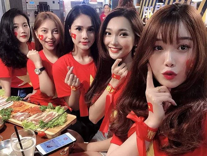 Bức ảnh hội bạn gái cầu thủ ngày ấy, giờ không còn ai