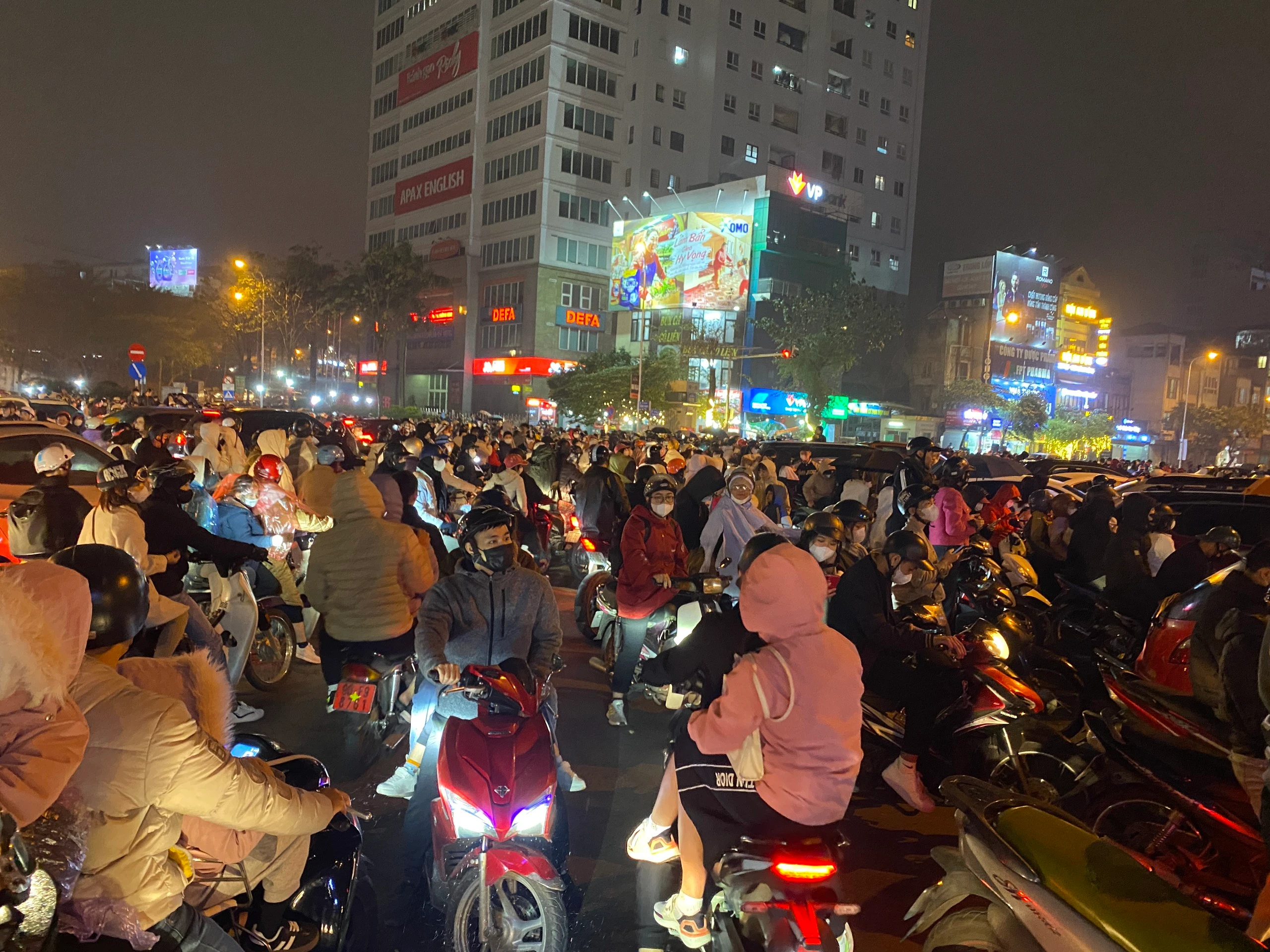Bất chấp mưa gió, người Hà Nội đổ xô đi ngắm màn trình diễn drone 