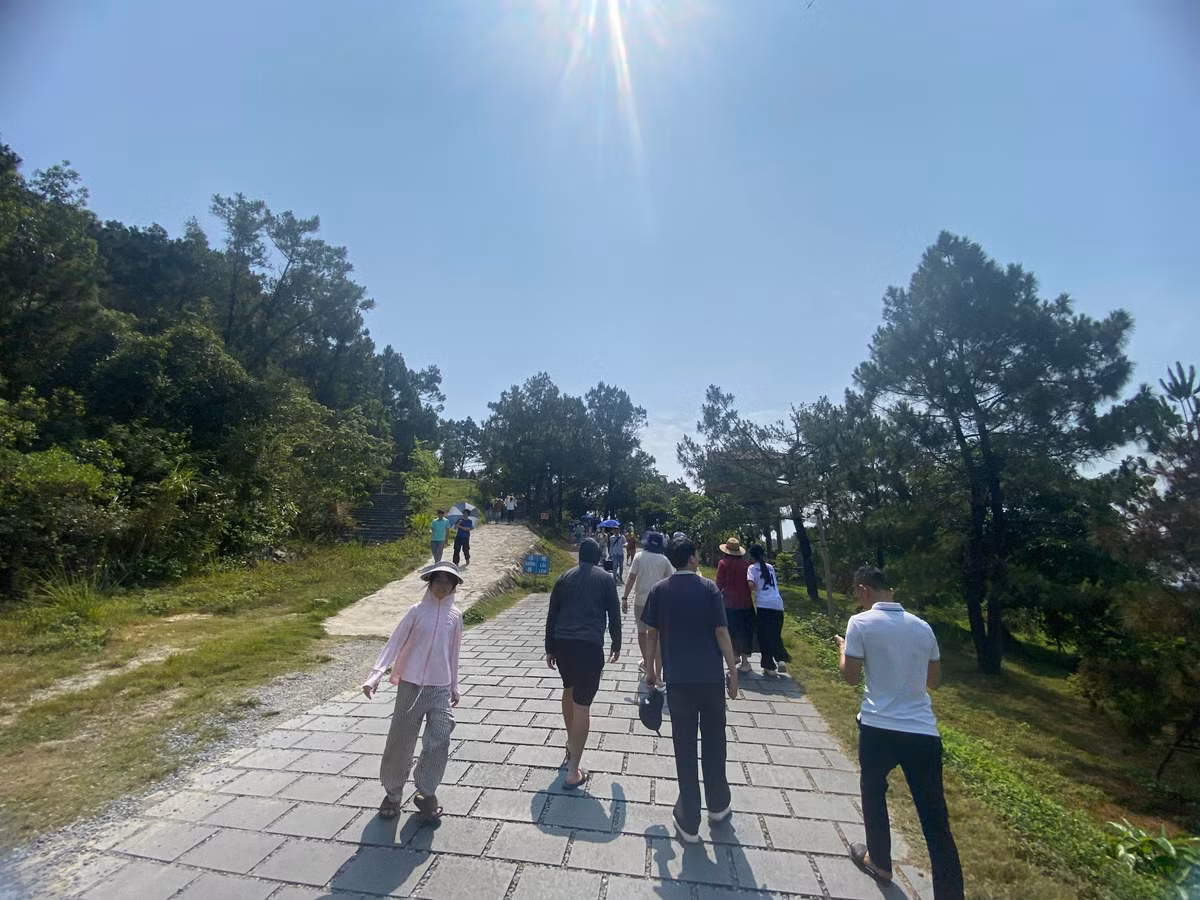Sáng ngày 26/4, tại Vũng Chùa - Đảo Yến đông đảo người dân trên khắp mọi miền nối nhau về dâng hương, viếng mộ Đại tướng Võ Nguyên Giáp và phu nhân.