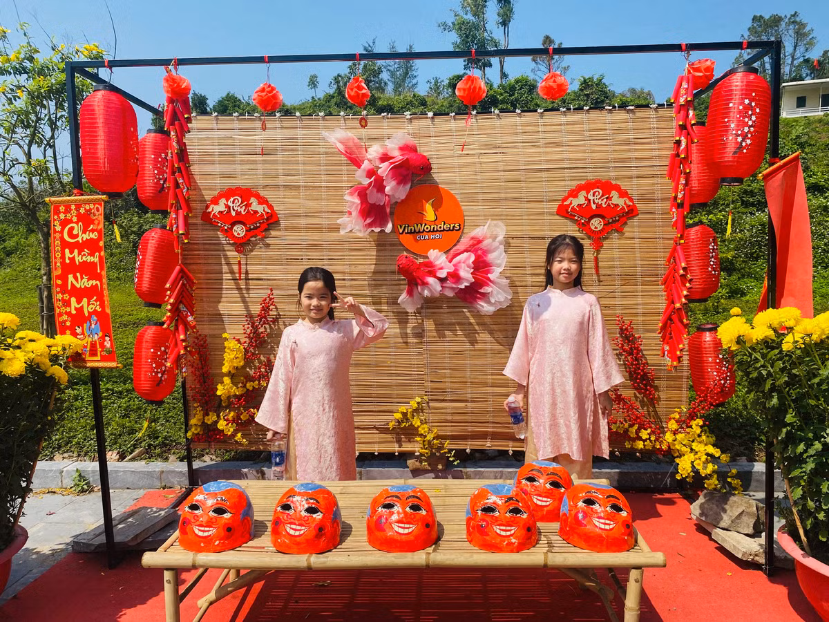 Sân chùa được bố trí khu vực chụp ảnh lưu niệm cho du khách gần xa về thăm nhân dịp đầu xuân mới.