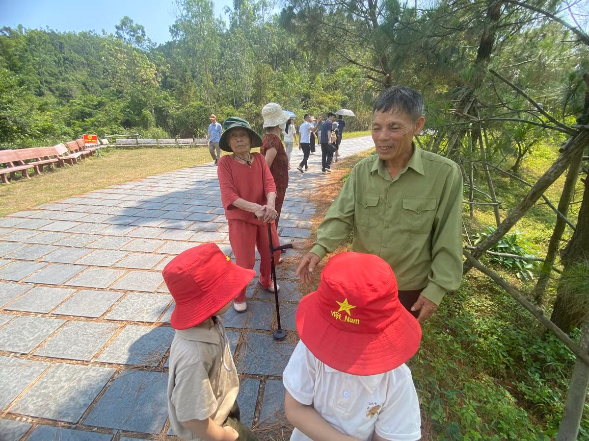 Ông Đinh Văn Phiên ở xã Trung Lộc (Nghệ An) chia sẽ tranh kỳ nghĩ lễ dài ngày ông cùng với các thành viên trong gia đình về Quảng Trị chơi và không quên về dâng hương Đại tướng Võ Nguyên Giáp.