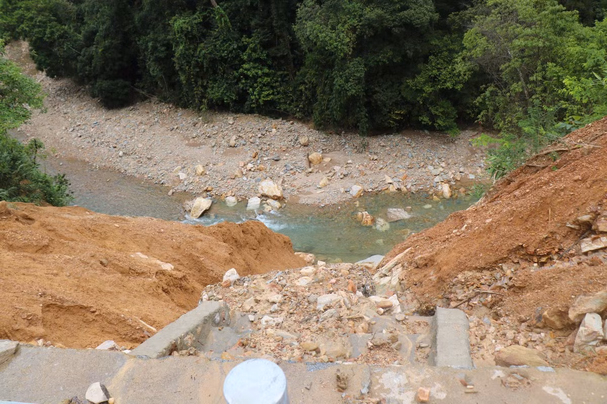 Trước tình trạng sạt lở, Sở Xây dựng TP Huế có văn bản đề nghị Ban Quản lý dự án đường Nam Đông - A Lưới chỉ đạo các nhà thầu phối hợp kiểm tra hiện trường, xác định phạm vi, khối lượng hư hỏng.