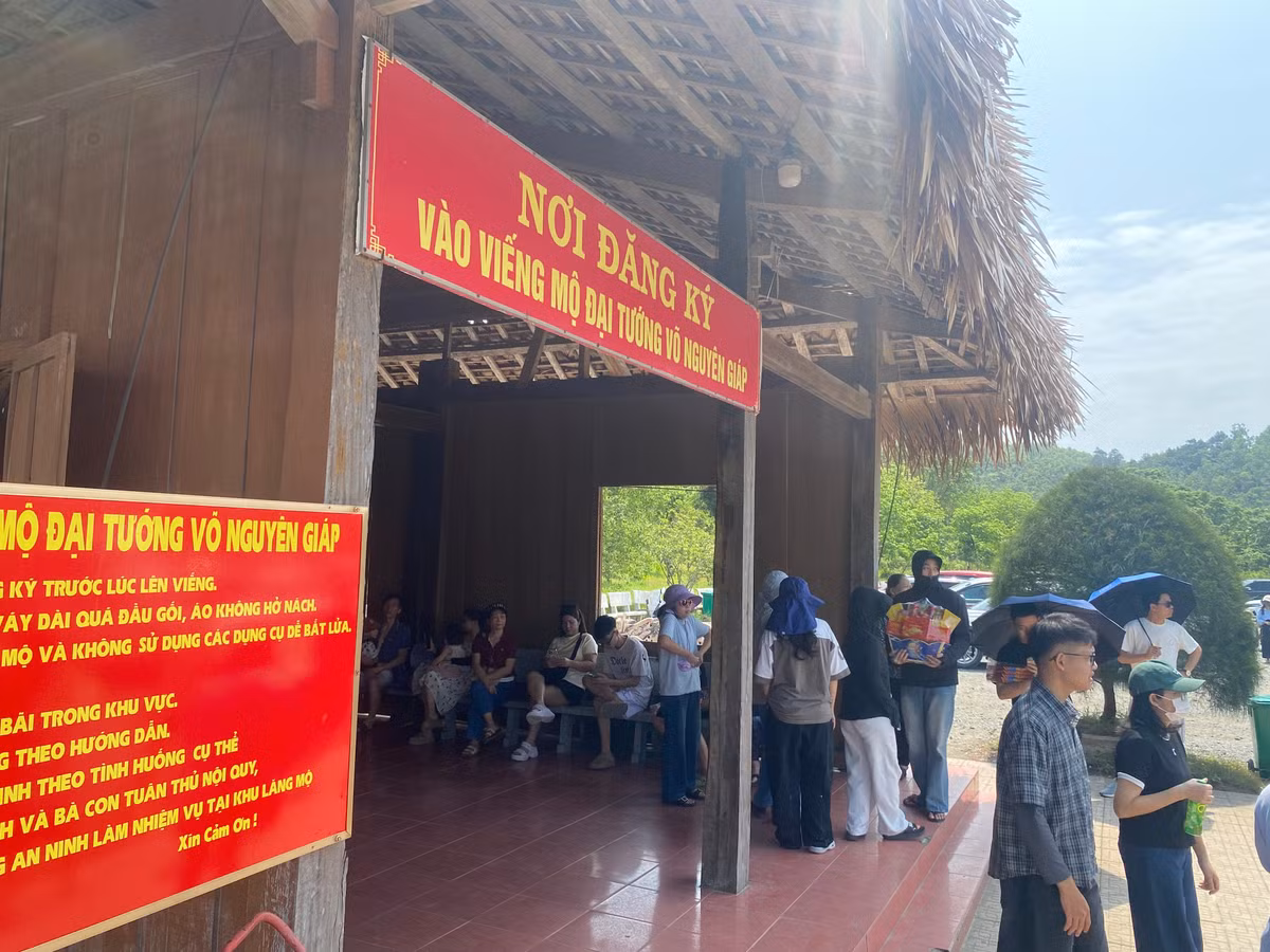Dù người dân về dâng hương tăng đột biến song công tác tiếp đón và hướng dẫn diễn ra nhanh chóng thuận lợi.