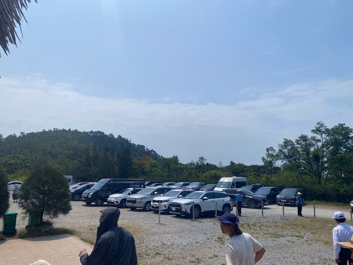 Tại bãi đậu xe đã kín các phương tiện chở mọi người về dâng hương. Phần lớn các phương tiện đến từ các tỉnh phía bắc, miền nam và lân cận.