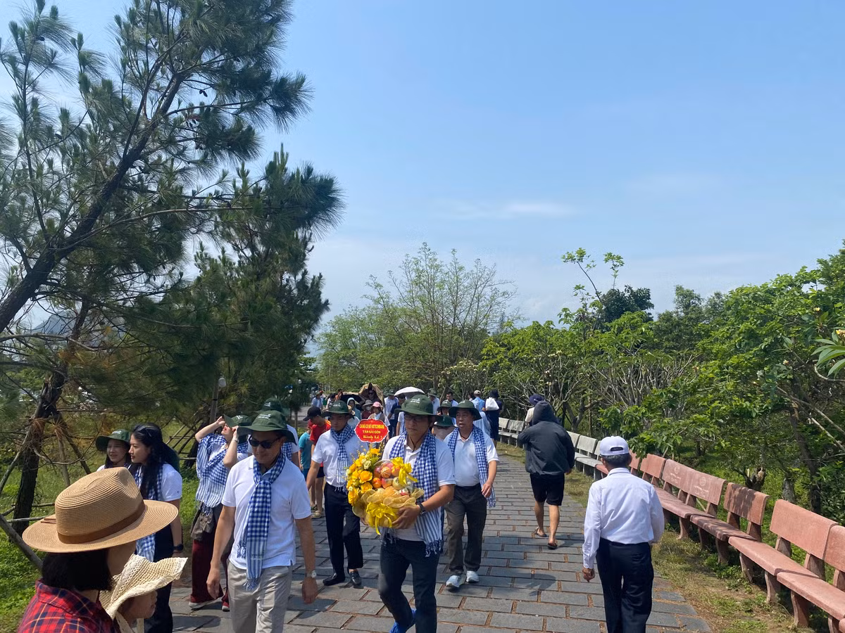 Một đoàn du khách đến từ miền nam thành kính về Vũng Chùa dâng lễ lên mộ Đại tướng Võ Nguyên Giáp.