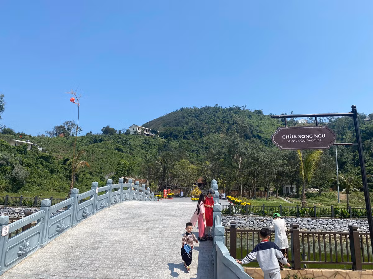 Chùa Song Ngư toạ lạc tại vị rộng rãi, được trùng tu xây dựng khang trang. Ngày đầu xuân mới 2026, theo quan sát của PV, du khách gần xa về dâng hương chiêm bái khá đông.