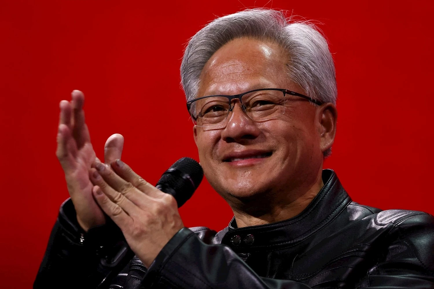 CEO NVIDIA cảnh báo AI sẽ khiến con người bận rộn hơn