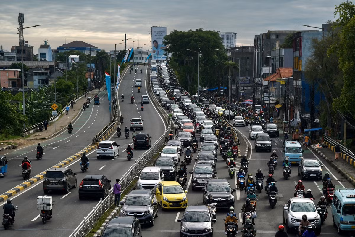 Lệnh cấm xe máy ở Jakarta chỉ được áp dụng trên một số tuyến đường nhất định. Lượng người sử dụng xe máy ở thành phố này vẫn rất cao. Ảnh: The Jakarta Post.
