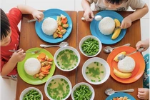 Chỉ định thầu suất ăn học đường: Pháp lý, thực tiễn và hai mô hình đối lập